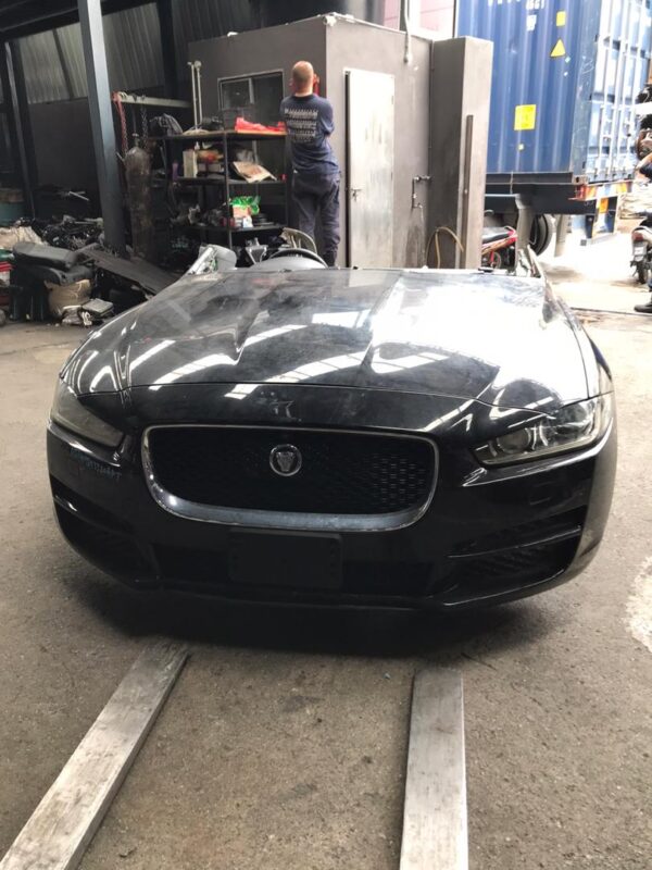 Jaguar XE Halfcut
